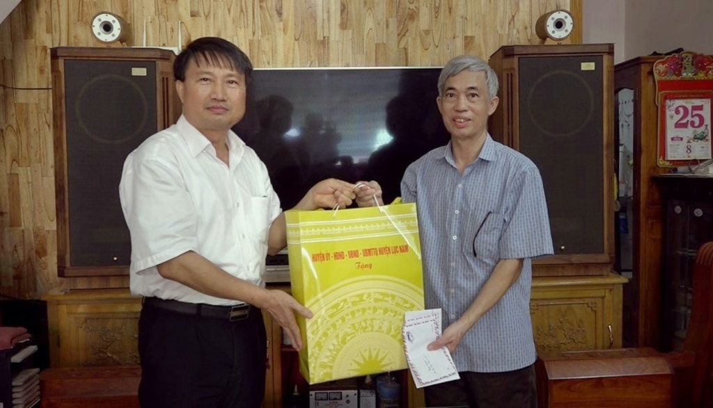 Đồng chí Đặng Văn Nhàn, Chủ tịch UBND huyện tặng quà cho thương binh tại Tam Dị
