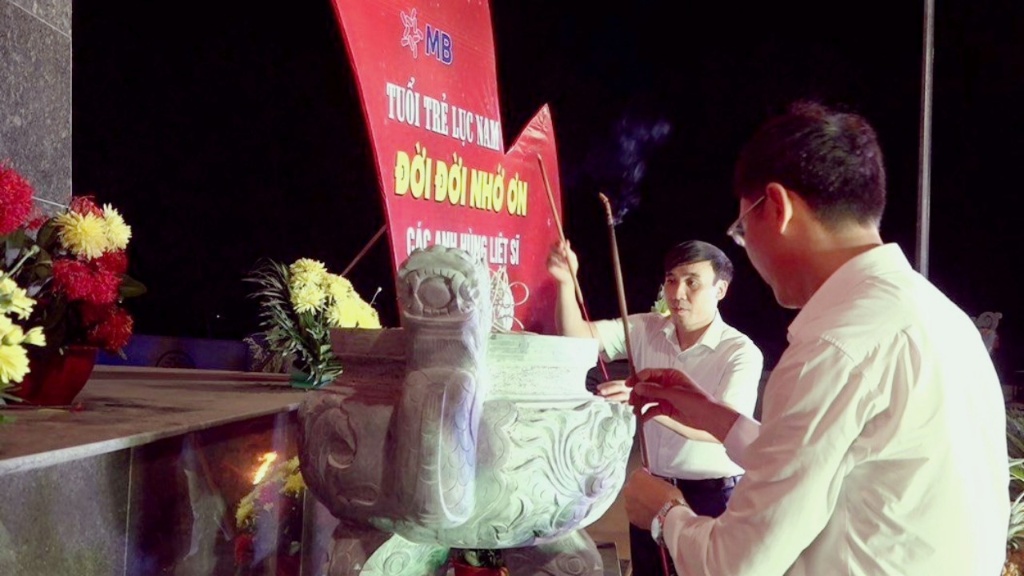 Các đồng chí lãnh đạo huyện dự lễ thắp nến tri ân tại nghĩa trang liệt sỹ xã Chu Điện