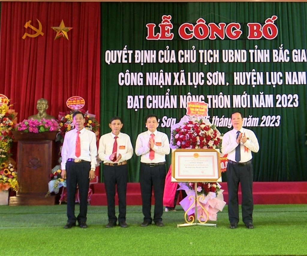 Lễ công bố Quyết định của Chủ tịch UBND tỉnh công nhận xã Lục Sơn đạt chuẩn NTM