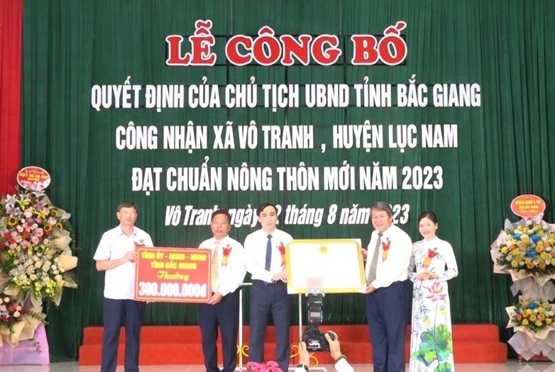 UBND huyện công bố Quyết định của Chủ tịch UBND tỉnh công nhận xã Vô Tranh đạt chuẩn NTM