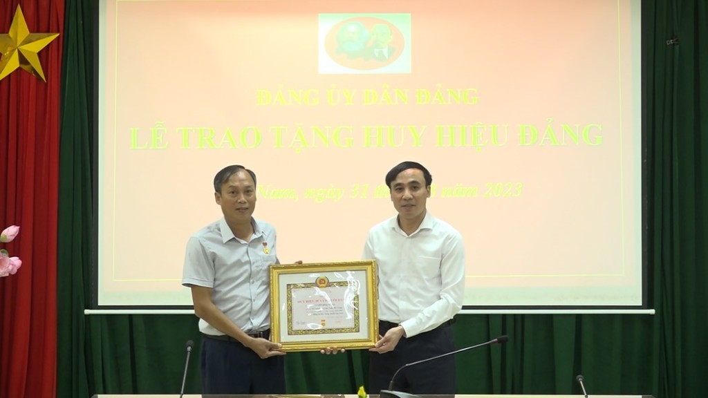 Đảng ủy Dân Đảng tổ chức lễ trao tặng huy hiệu Đảng cho đảng viên dịp 2-9
