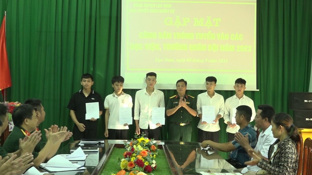 BCHQS huyện Lục Nam gặp mặt các thí sinh trúng tuyển vào các học viện, nhà trường trong Quân đội...