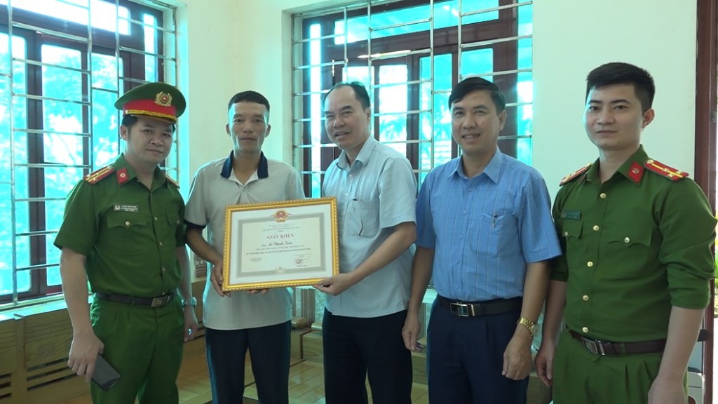 UBND huyện khen thưởng đột xuất cho anh Lê Thanh Tuấn, dũng cảm cứu người rơi từ cầu Cẩm Lý xuống...