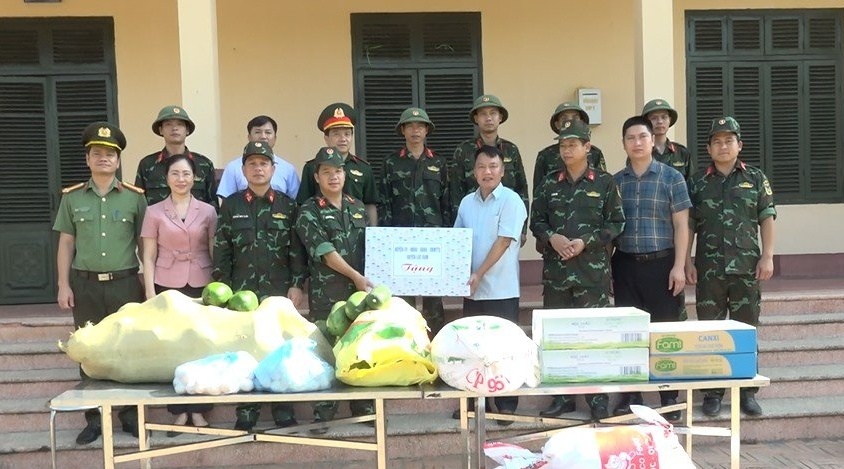 Phó Chủ tịch HĐND huyện thăm, tặng quà, động viên lực lượng Quân nhân dự bị của huyện tham gia...