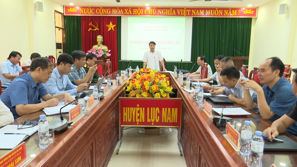 UBND huyện tổ chức phiên họp thường kỳ tháng 10