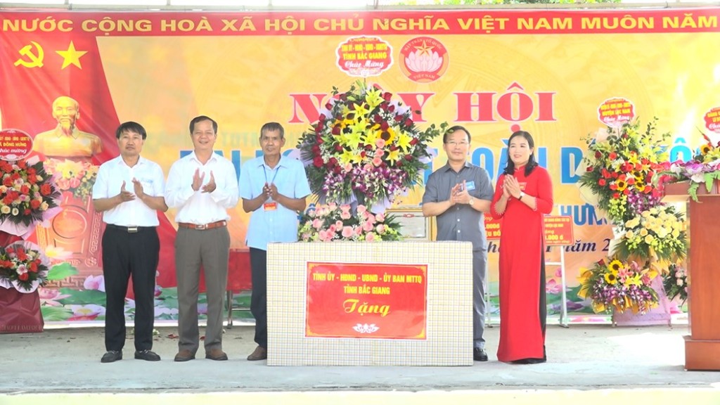 Lãnh đạo tỉnh, huyện dự ngày hội Đoàn kết toàn dân tại thôn Trại Mít xã Đông Hưng