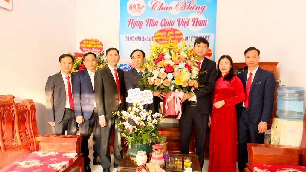 Các đồng chí lãnh đạo huyện thăm, chúc mừng ngày nhà giáo Việt Nam tại Phòng Giáo dục và Đào tạo