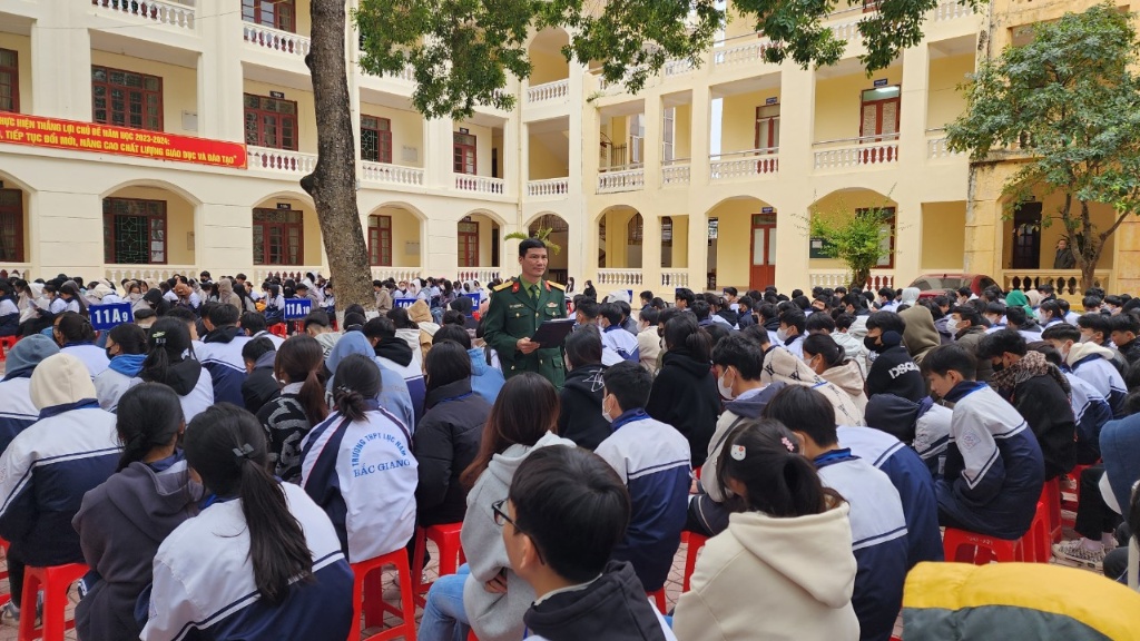 BCHQS huyện Lục Nam tuyên truyền về truyền thống  của Quân đội nhân dân Việt Nam và tư vấn  hướng...