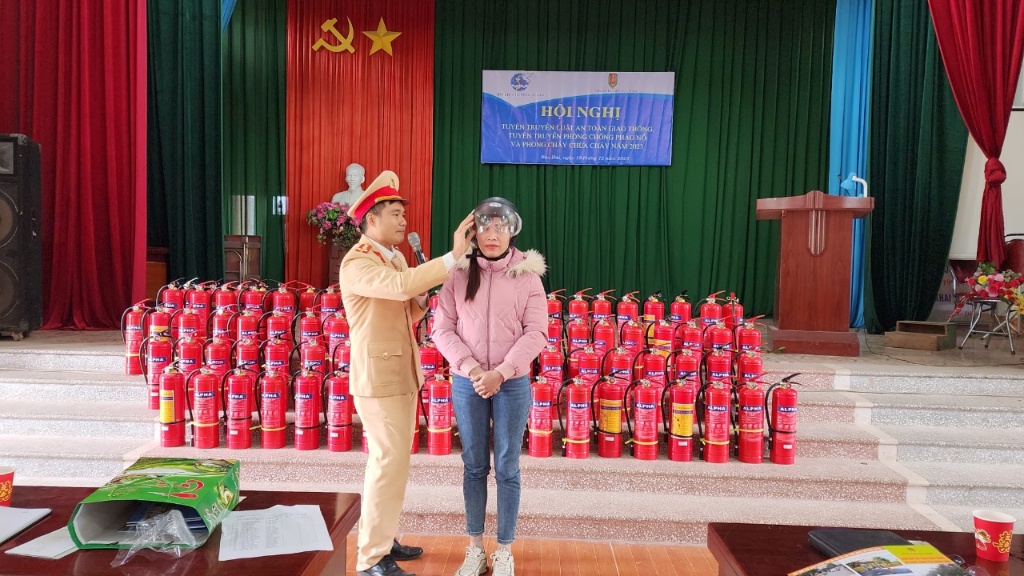 Hội LHPN huyện Lục Nam phối hợp cấp phát 100 bình PCCC cho hội viên và nhân dân xã Bảo Đài