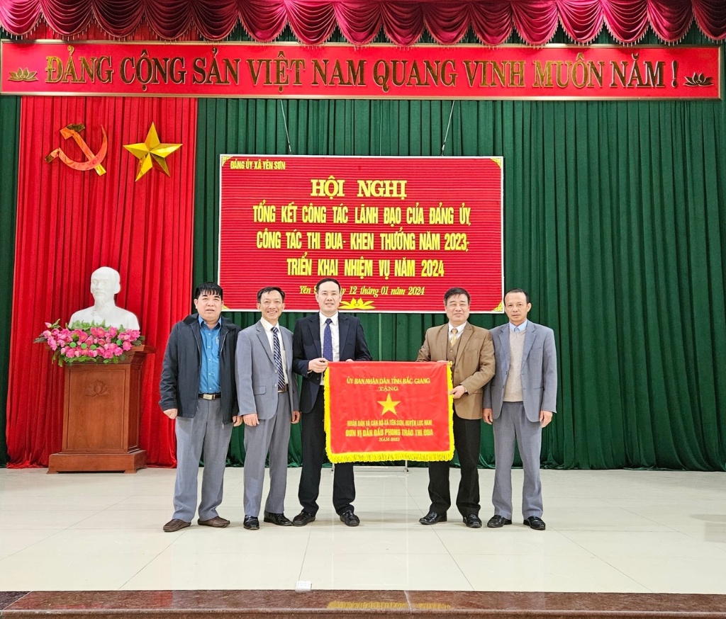 Nhân dân và cán bộ xã Yên Sơn được UBND tỉnh tặng cờ  Đơn vị dẫn đầu phong trào thi đua năm 2023