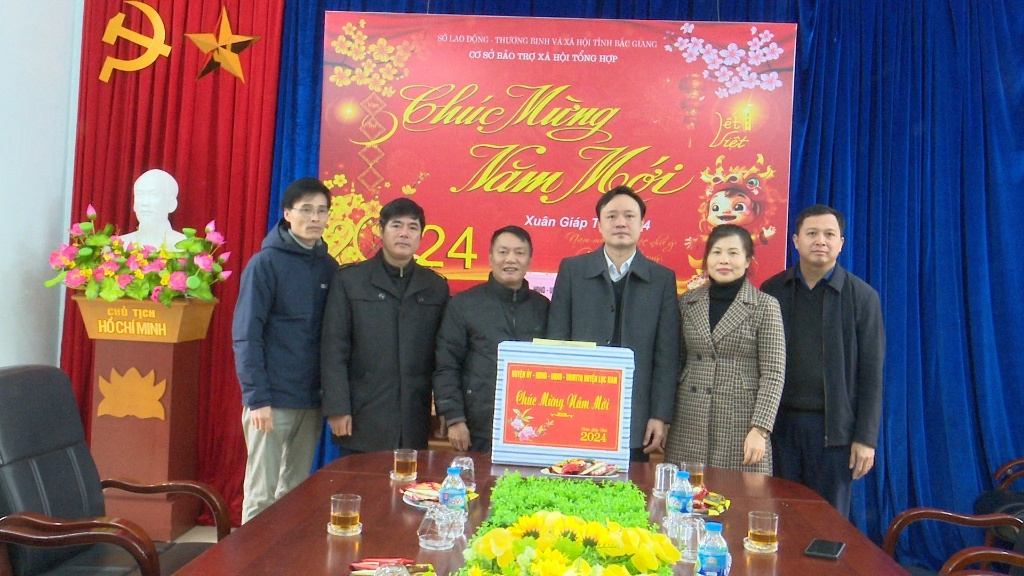 Đồng chí Nguyễn Văn Thông, Phó Chủ tịch HĐND huyện thăm, tặng quà nhân dịp Tết nguyên đán Giáp Thìn