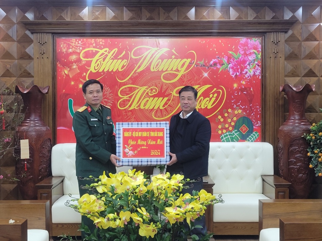 Đại tá Vương Đình Vũ, Phó Chỉ huy trưởng Bộ CHQS tỉnh Bắc Giang thăm, chúc tết huyện