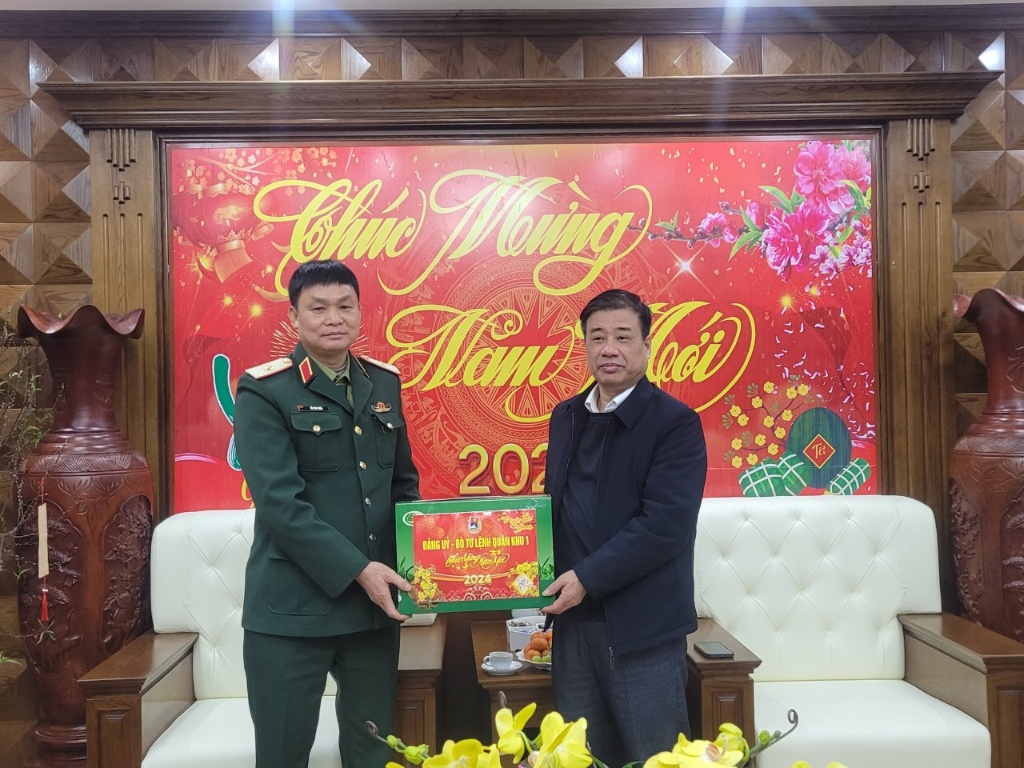 Thiếu tướng Đỗ Văn Tuấn, Phó Tư lệnh Quân khu 1 thăm, chúc tết huyện