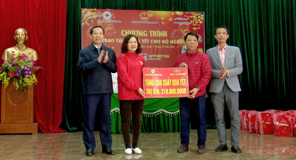 Trao quà tết cho hộ nghèo trên địa bàn huyện Lục Nam