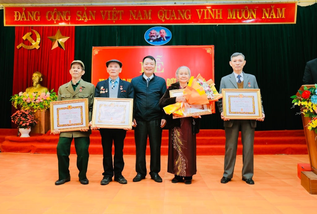 Phó Chủ tịch HĐND huyện trao Huy hiệu đảng cho viên tại thị trấn Đồi Ngô
