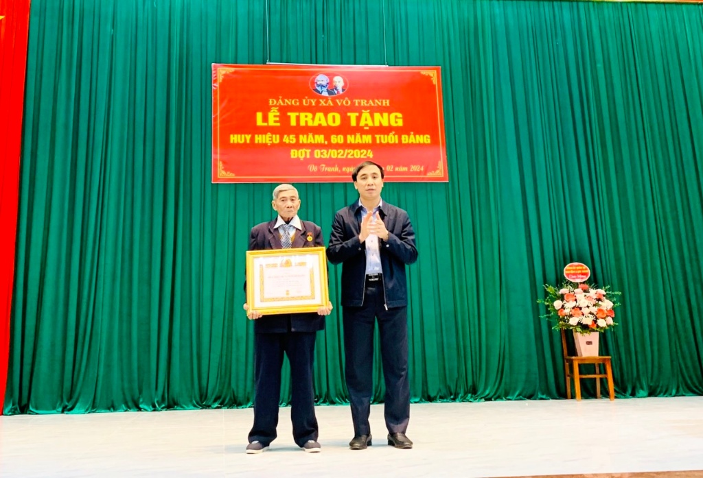 Đảng ủy xã Vô Tranh tổ chức trao tặng huy hiệu đảng đợt 03/02