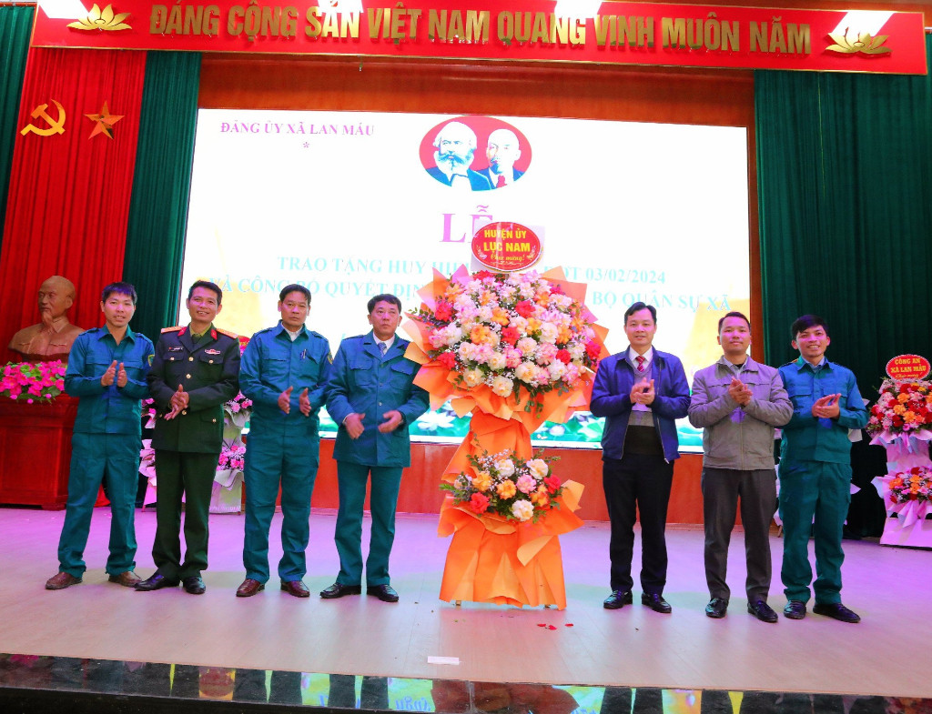 Đảng bộ xã Lan Mẫu tổ chức Lễ công bố Quyết định thành lập Chi bộ Quân sự
