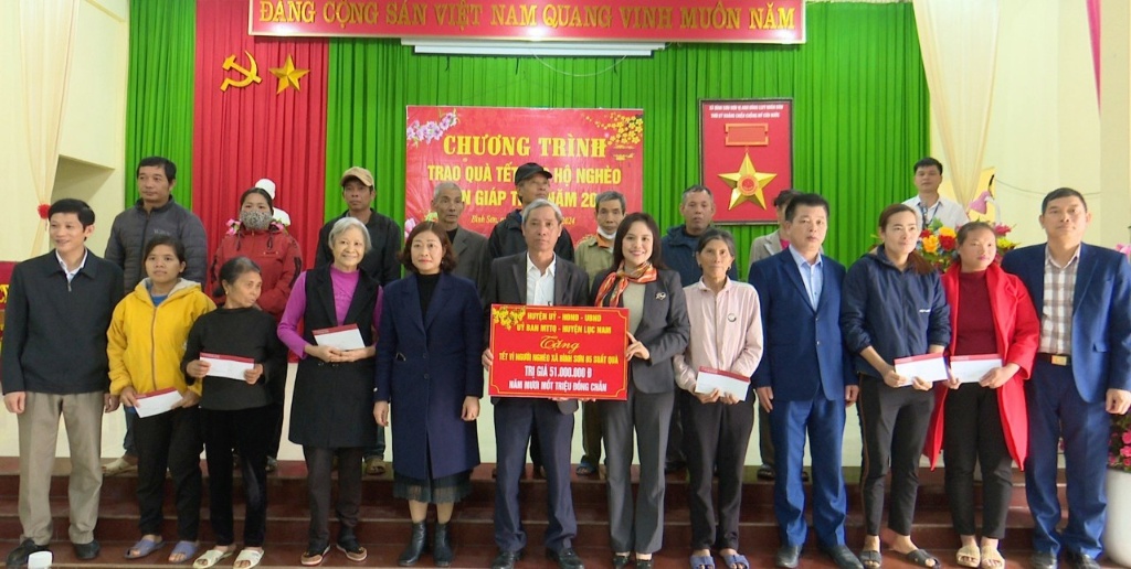 Bí thư Huyện ủy thăm, tặng quà hộ nghèo, gia đình chính sách  tại xã Bình Sơn