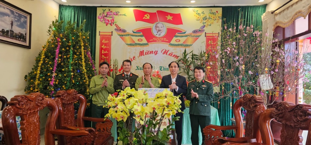 Đồng chí Lương Thế Tuấn - Phó Bí thư Thường trực Huyện ủy thăm, chúc tết Sư đoàn 306