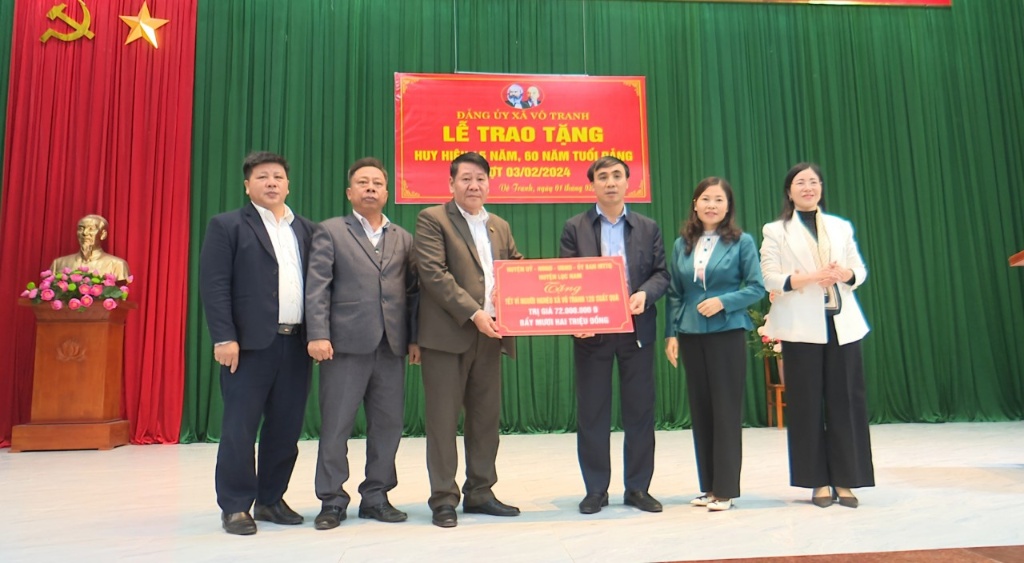 Phó Bí thư Thường trực Huyện ủy thăm, tặng quà hộ nghèo tại xã Nghĩa Phương và Vô Tranh