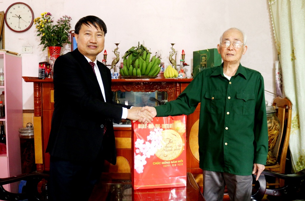Đồng chí Đặng Văn Nhàn, Chủ tịch UBND huyện thăm, tặng quà người có công tiêu biểu Lan Mẫu