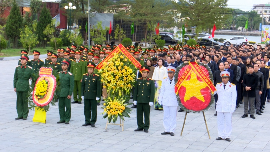 Lục Nam: Viếng Đài tưởng niệm các Anh hùng liệt sĩ của huyện