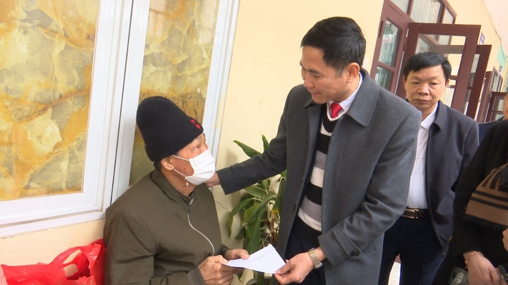 Đồng chí Dương Công Định thăm, chúc tết Trung tâm Y tế huyện