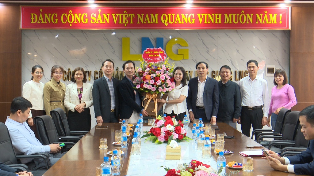 Đoàn công tác Thường trực Huyện ủy- HĐND- UBND huyện thăm, chúc tết Công ty may Bắc Giang và Công...