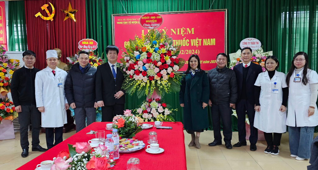Lãnh đạo huyện thăm, tặng hoa chúc mừng cán bộ, y, bác sỹ nhân Ngày thầy thuốc Việt Nam