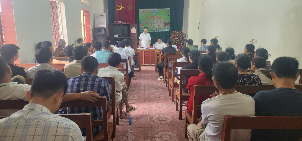 PCT UBND huyện Dương Công Định chủ trì cuộc đối thoại với nhân dân Khám Lạng về công tác bồi...