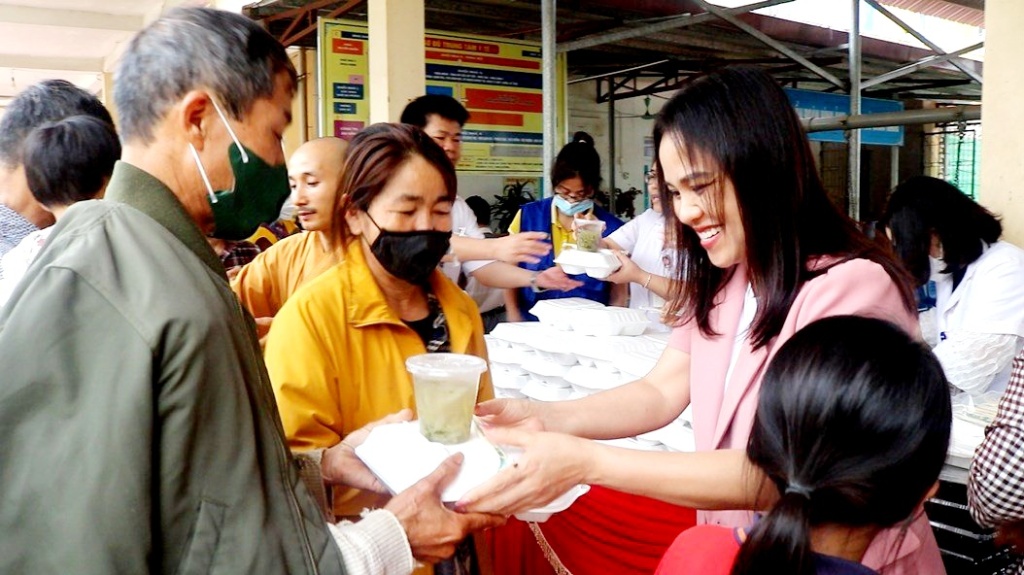 Chùa Đại Giác- Bắc Ninh tặng 400 suất cơm chay cho bệnh nhân Trung...|https://lucnam.bacgiang.gov.vn/chi-tiet-tin-tuc/-/asset_publisher/Enp27vgshTez/content/chua-ai-giac-bac-ninh-tang-400-suat-com-chay-cho-benh-nhan-trung-tam-y-te-huyen