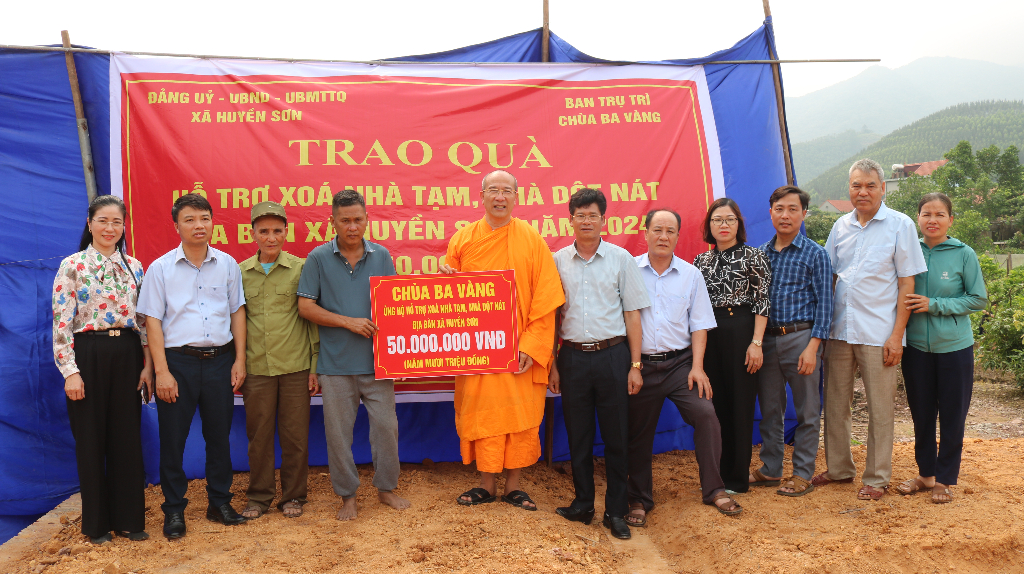 Chùa Ba Vàng trao tiền hỗ trợ xây dựng nhà ở cho hộ nghèo xã Huyền Sơn