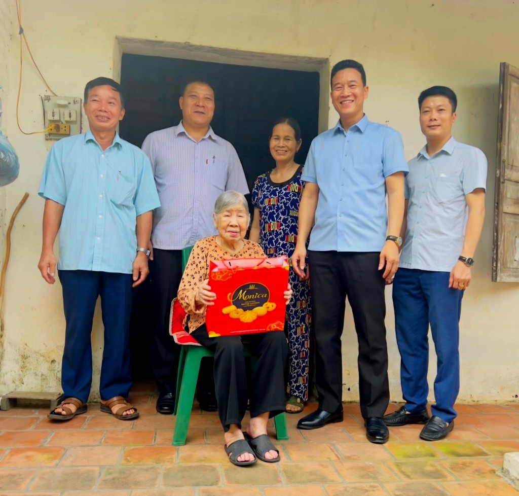 Lãnh đạo xã Chu Điện thăm, tặng quà CCB và du kích thời kỳ kháng chiến chống Pháp