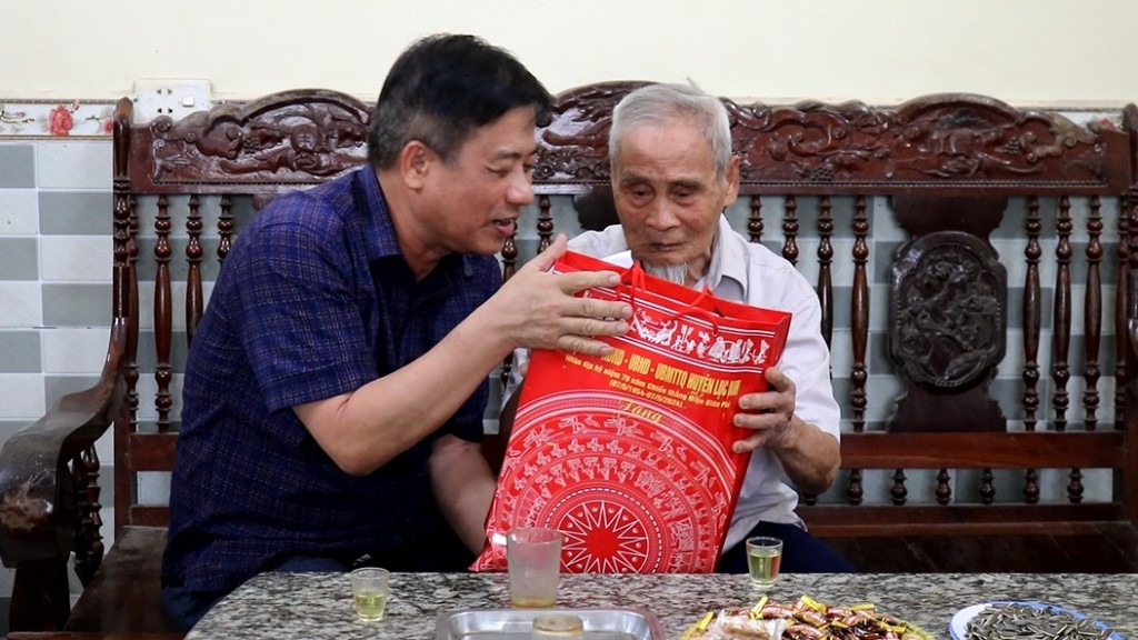 Đồng chí Giáp Văn Ơn, Phó Chủ tịch UBND huyện thăm, tặng quà chiến sỹ Điện Biên