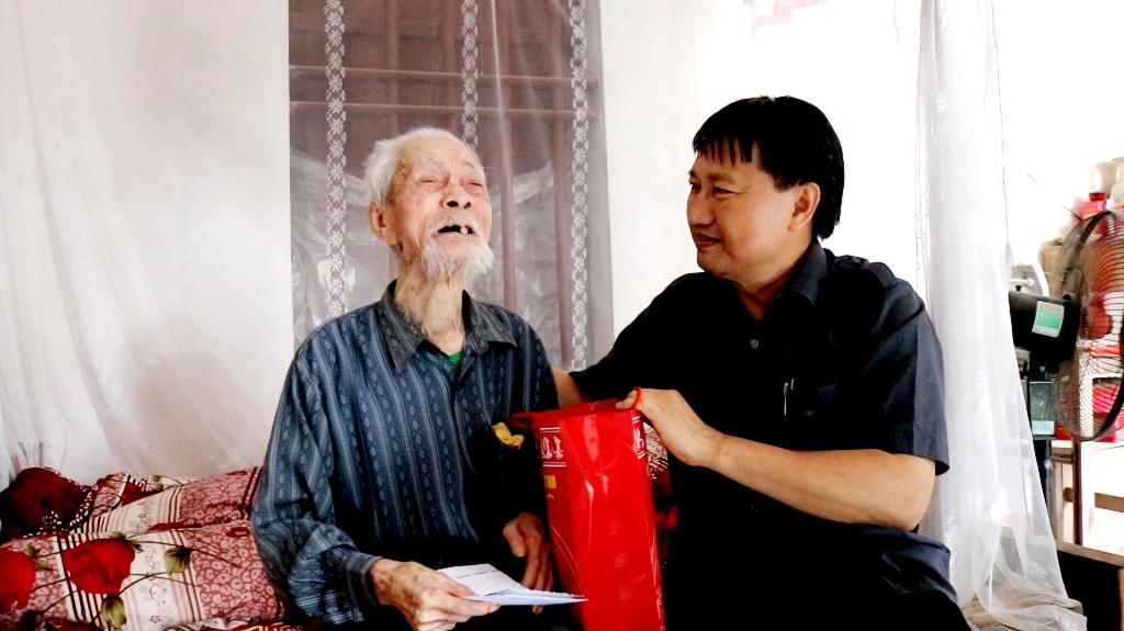 Chủ tịch UBND huyện Đặng Văn Nhàn, thăm, tặng quà chiến sỹ Điện Biên