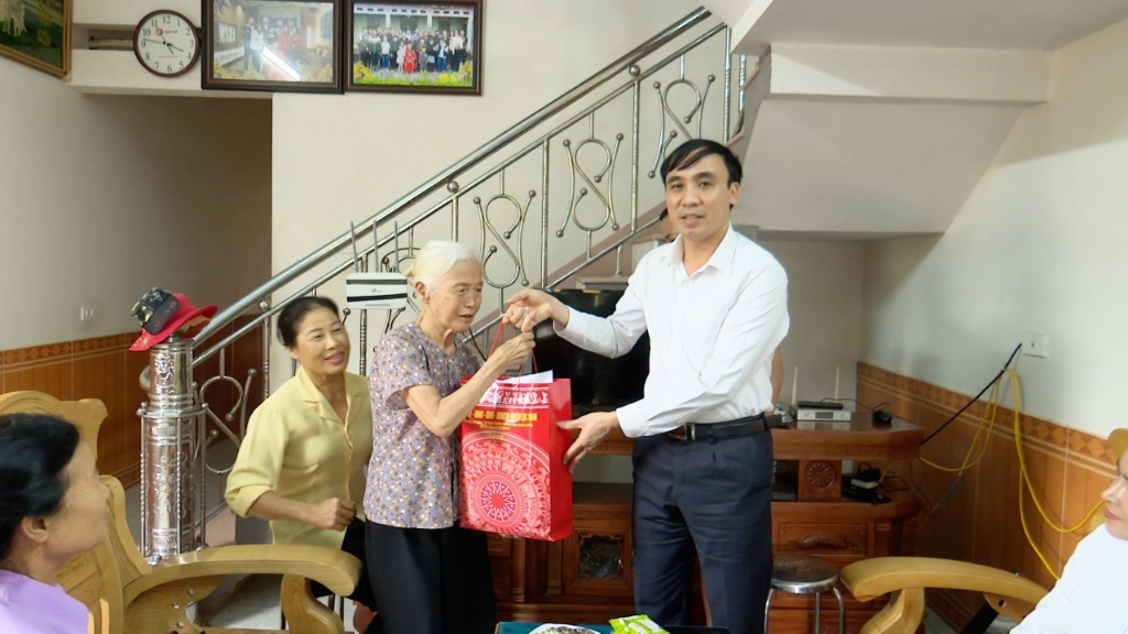 Phó Bí thư Thường trực Huyện ủy thăm, tặng quà thanh niên xung phong chiến dịch Điện Biên Phủ