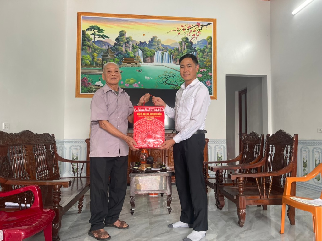 Phó Chủ tịch UBND huyện Dương Công Định thăm, tặng quà thanh niên xung phong phục vụ chiến dịch...