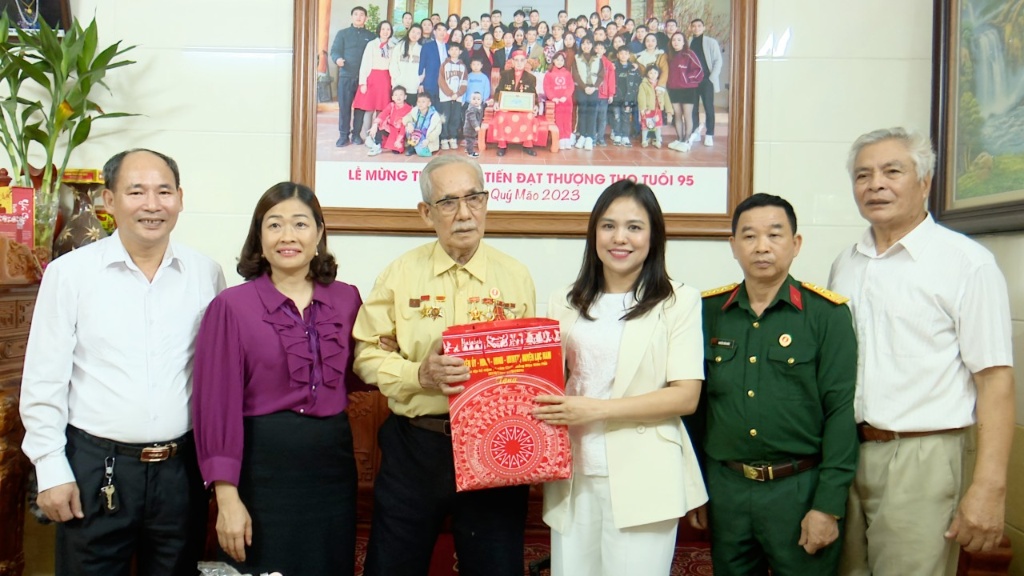 Bí thư Huyện ủy thăm, tặng quà chiến sĩ Điện Biên tại thị trấn Đồi Ngô