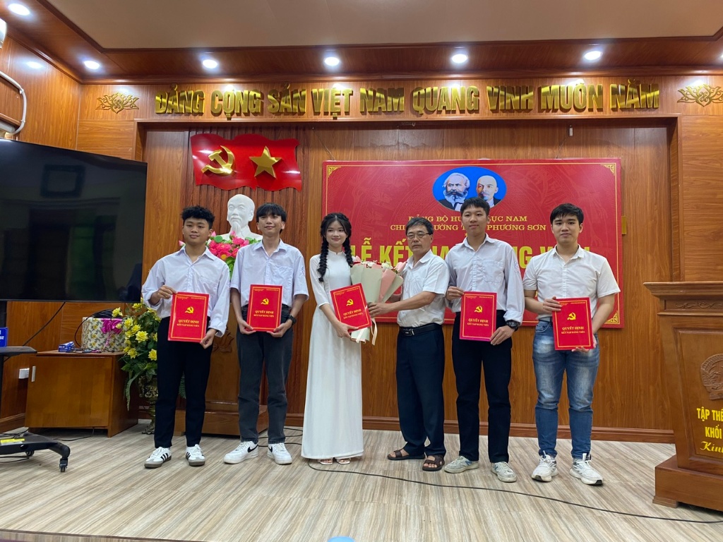Chi bộ trường THPT Phương Sơn tổ chức kết nạp 5 đảng viên mới là học sinh|https://lucnam.bacgiang.gov.vn/zh_CN/chi-tiet-tin-tuc/-/asset_publisher/Enp27vgshTez/content/chi-bo-truong-thpt-phuong-son-to-chuc-ket-nap-5-ang-vien-moi-la-hoc-sinh
