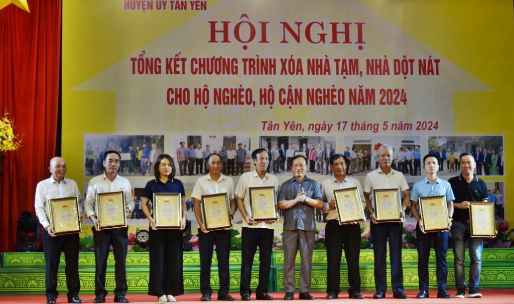 Tân Yên: Huyện đầu tiên của tỉnh hoàn thành chương trình xóa nhà...|https://lucnam.bacgiang.gov.vn/web/huyen-tan-yen/chi-tiet-tin-tuc/-/asset_publisher/Enp27vgshTez/content/tan-yen-huyen-au-tien-cua-tinh-hoan-thanh-chuong-trinh-xoa-nha-tam-nha-dot-nat