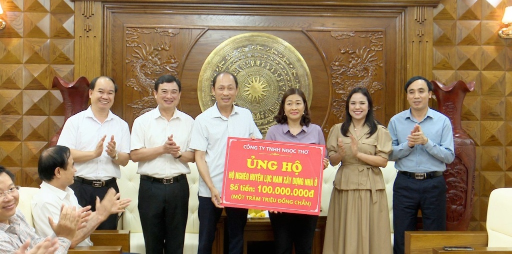 Đoàn công tác của Thành phố Bắc Giang trao kinh phí hỗ trợ xây dựng...|https://lucnam.bacgiang.gov.vn/en_US/chi-tiet-tin-tuc/-/asset_publisher/Enp27vgshTez/content/-oan-cong-tac-cua-thanh-pho-bac-giang-trao-kinh-phi-ho-tro-xay-dung-xoa-nha-tam-tai-huyen-luc-nam