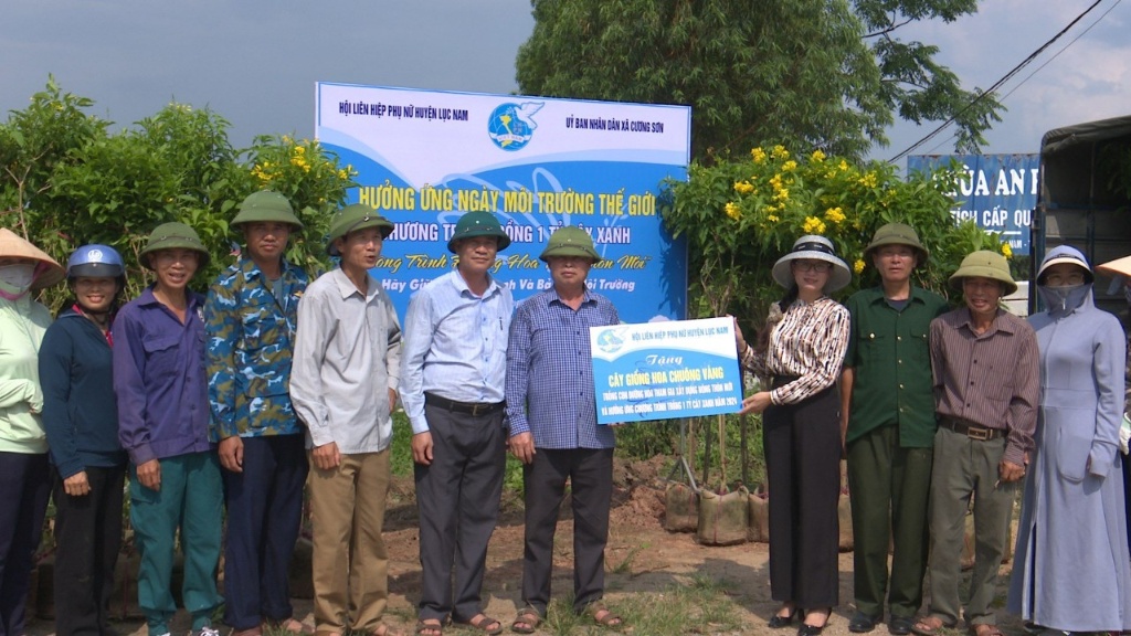 Hội LHPN huyện trao tặng cây giống hoa Chuông Vàng cho xã Cương Sơn
