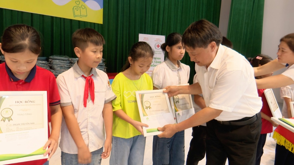Công ty TNHH sản xuất Dương Linh trao quà cho học sinh có hoàn cảnh...|https://lucnam.bacgiang.gov.vn/vi_VN/chi-tiet-tin-tuc/-/asset_publisher/Enp27vgshTez/content/cong-ty-tnhh-san-xuat-duong-linh-trao-qua-cho-hoc-sinh-co-hoan-canh-ac-biet-kho-khan-tren-ia-ban-huyen-luc-nam