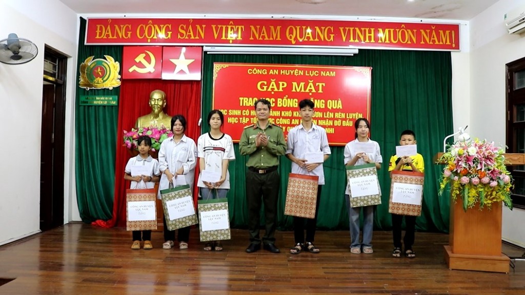 Công an huyện Lục Nam gặp mặt, trao học bổng và tặng quà cho học sinh có hoàn cảnh khó khăn|https://lucnam.bacgiang.gov.vn/zh_CN/web/ubnd-huyen-luc-nam-tinh-bg/chi-tiet-tin-tuc/-/asset_publisher/Enp27vgshTez/content/cong-an-huyen-luc-nam-gap-mat-trao-hoc-bong-va-tang-qua-cho-hoc-sinh-co-hoan-canh-kho-khan/21712
