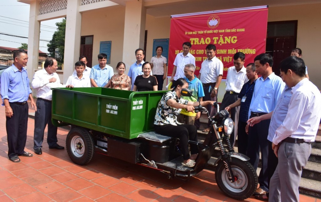 MTTQ tỉnh trao tặng xe chở rác tại Tân Yên