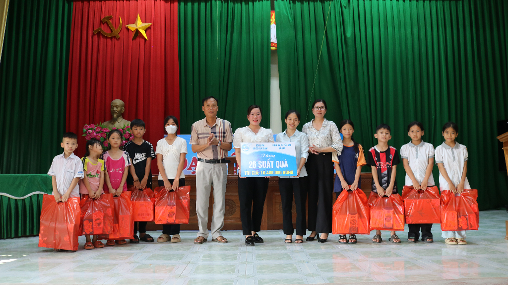 Hội LHPN huyện Lục Nam phối hợp trao tặng 70 suất quà cho trẻ em có...|https://lucnam.bacgiang.gov.vn/chi-tiet-tin-tuc/-/asset_publisher/Enp27vgshTez/content/hoi-lhpn-huyen-luc-nam-phoi-hop-trao-tang-70-suat-qua-cho-tre-em-co-hoan-canh-kho-khan-nhan-dip-quoc-te-thieu-nhi