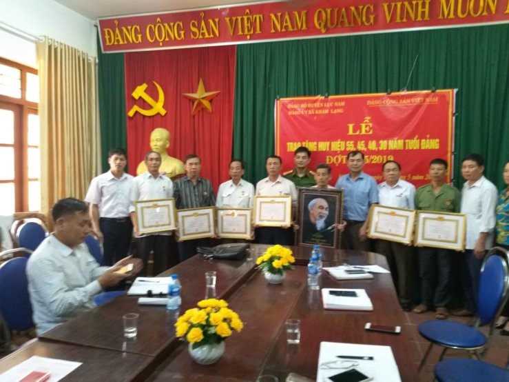 Đảng ủy xã Khám Lạng trao tặng 7 huy hiệu Đảng dịp sinh nhật Bác
