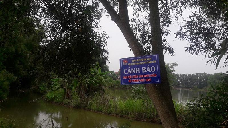 Đoàn TN xã Thanh Lâm tổ chức gắn biển cảnh báo nguy hiểm đề phòng đuối nước