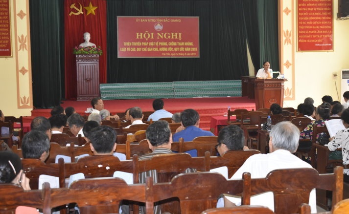 Chủ tịch UBND tỉnh tiếp xúc với cán bộ đảng viên và nhân dân xã Nhã Nam, thị trấn Nhã Nam