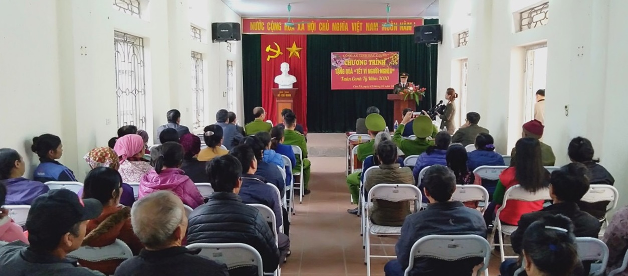 Giám đốc Công an tỉnh Nguyễn Quốc Toản tặng 50 suất quà cho hộ nghèo xã Cao Xá
